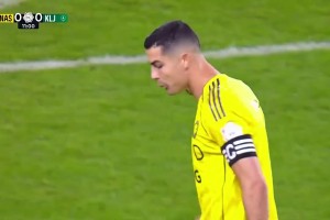 尴尬！C罗禁区外射门皮球直奔角球区逗笑解说