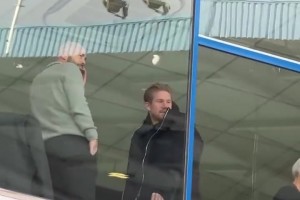 最新动态！德布劳内闪现亨克和好友去看比赛！