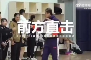 也是老将了！郭艾伦参加CBA体测，负重卧推时感觉很吃力呀！