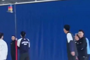 郭艾伦体测摸高，这是伦哥的弱项。拼了老命了！