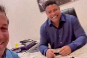 皮耶罗后面那个胖子，一看就不会踢球~