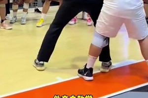 CBA八冠中锋苏伟开班传授低位技巧，学员马上就学会了