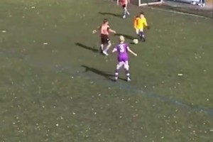 这门将有点猛啊！这么小的孩子过人、战术、走位都有模有样！