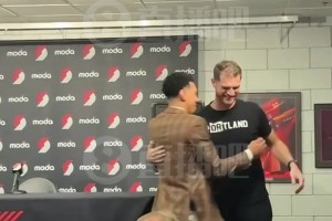 小吧直击开拓者赛前发布会！斯普利特与丹尼·格林老友相见抱一抱