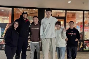 杨瀚森携女友与凯尔登-约翰逊赛后合影，这是首次正式同框？