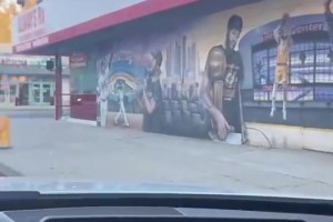 周玲安：在洛杉矶开车， 突然看到詹姆斯科比浓眉的涂鸦墙