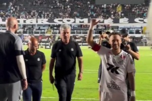 真男人！内马尔赛后还绑着冰袋下场，为了球队保级拼尽全力了啊！