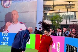 齐达内戏耍美女！传下去国安女门将被齐祖过的像孙女似的