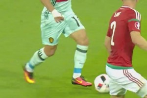 当场边的丁丁看到多库连过多人后破门，是否会想到那个男人？