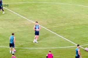 赖斯你在教道曼什么东西，他的屁股已经翘到可以点起一个足球