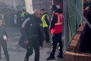 与水晶宫赛前，姆伯莫被球迷拍到，是最后一个下车的