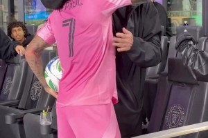 德保罗女友现场为球队加油，穿的底裤让网友热议