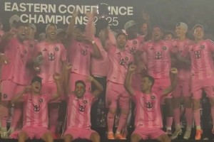 梅西阿尔巴布斯克茨三人摆弄奖杯摆半天，仨人都担心奖杯被踢掉了