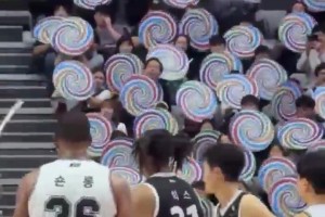 这种球迷墙，看得头都晕了，还能罚进是真的牛！