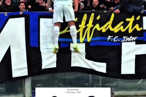 破球荒！国米官推晒实拍：劳塔罗征服比萨斜塔