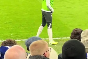 马杜埃凯替补登场时斯坦福桥嘘声四起，帕尔默在场边热身的反应