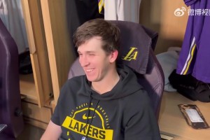 里夫斯接受采访，艾顿在后面的歌声实在太抢镜了！