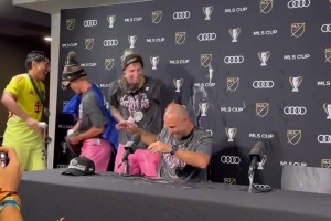 迈阿密国际球员闯入马斯切拉诺新闻发布会，向他泼洒啤酒庆祝