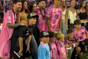 迈阿密国际夺冠！梅西、苏亚雷斯、阿尔巴、布斯克茨家庭合影❤️