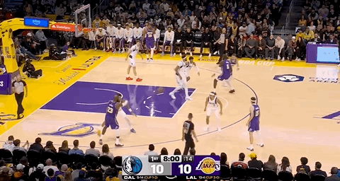 詹姆斯助攻东契奇命中三分，独行侠对阵湖人